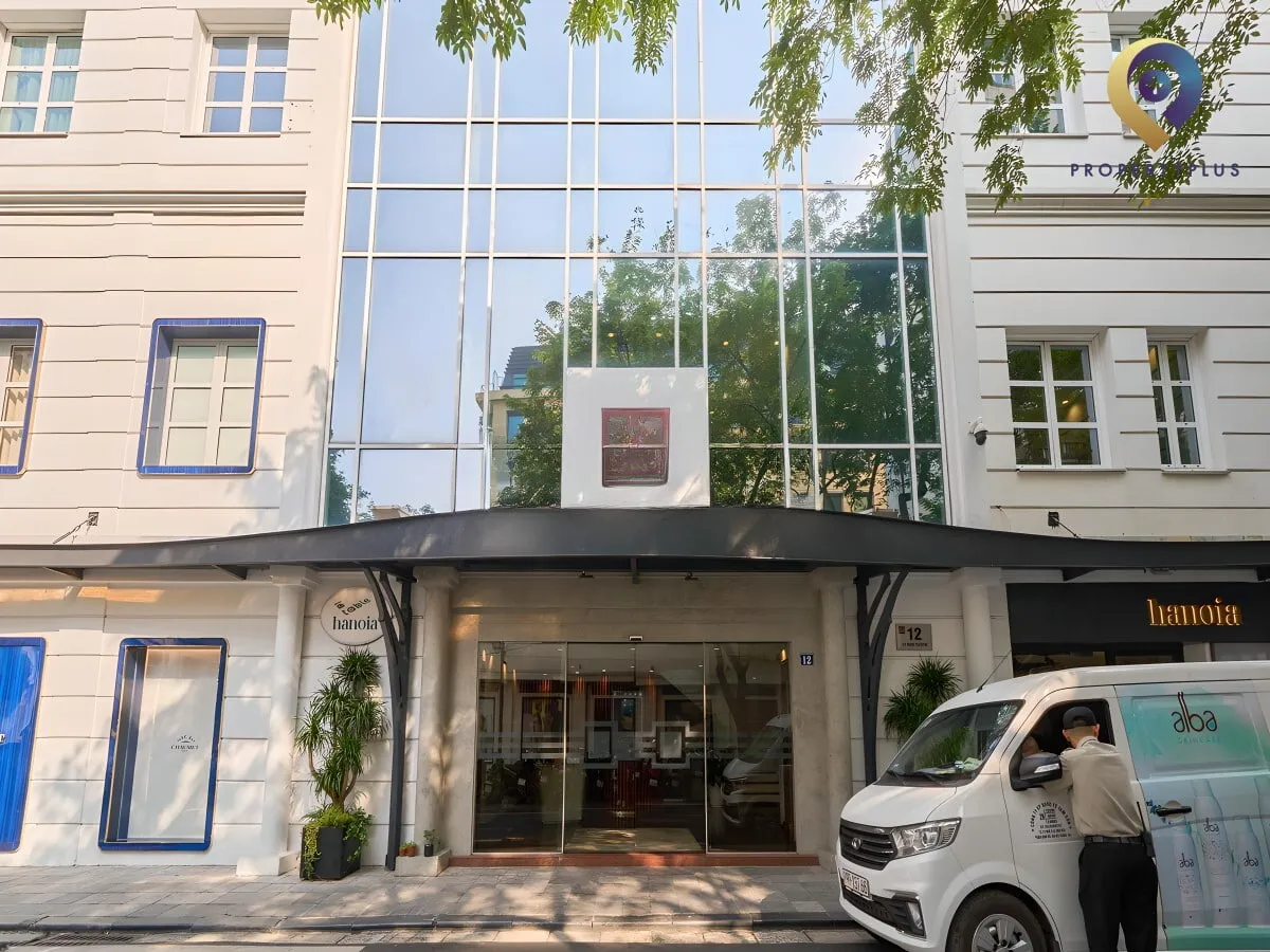 Lối vào chính tòa nhà Press Club Office